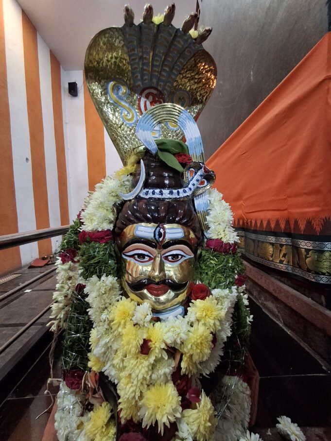 శివాలయాలకు పోటెత్తిన భక్తులు