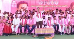 గులాబీ జెండా కప్పుకున్న ప్రతి బిడ్డ వరంగల్ సభకు రావాలి:కేటీఆర్