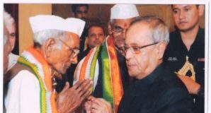 భారత మాజీ రాష్ట్రపతి ప్రణబ్ ముఖర్జీ గారీతో తెలంగాణ గాంధీ భూపతి కృష్ణమూర్తి గారు