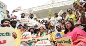 సచివాలయం వద్ద టీఆర్ఎస్ ధర్నా.. కవిత అరెస్టు
