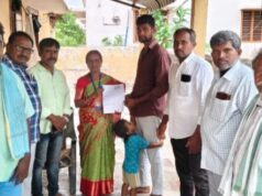 కొత్తగూడెంలో ఓటర్లకు ఎస్ఐఆర్ ఎన్యుమరేషన్ ఫారాల పంపిణీ