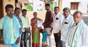 కొత్తగూడెంలో ఓటర్లకు ఎస్ఐఆర్ ఎన్యుమరేషన్ ఫారాల పంపిణీ