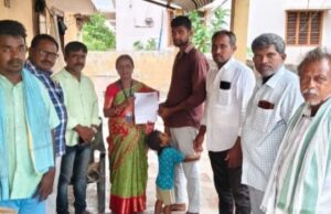 కొత్తగూడెంలో ఓటర్లకు ఎస్ఐఆర్ ఎన్యుమరేషన్ ఫారాల పంపిణీ