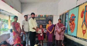 విద్యార్థులకు ఉచిత నోటు పుస్తకాల పంపిణీ