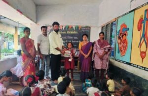 విద్యార్థులకు ఉచిత నోటు పుస్తకాల పంపిణీ
