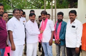 బీఆర్ఎస్ పార్టీలో చేరిన కాంగ్రెస్ నాయకులు
