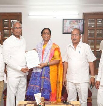 చేనేత కార్మికుల సంక్షేమానికి ప్రభుత్వం అండగా ఉంటుంది: మంత్రి సురేఖ