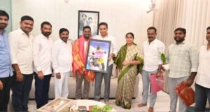 పర్వతారోహకుడు తులసి రెడ్డిని అభినందించిన కేటీఆర్