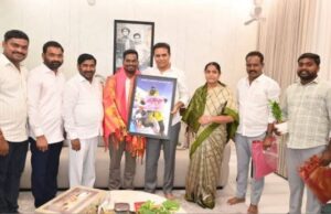 పర్వతారోహకుడు తులసి రెడ్డిని అభినందించిన కేటీఆర్