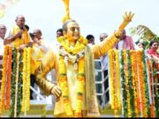 ఎన్టీఆర్ విగ్రహాన్ని ఆవిష్కరించిన నందమూరి రామకృష్ణ