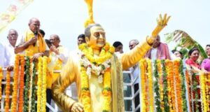 ఎన్టీఆర్ విగ్రహాన్ని ఆవిష్కరించిన నందమూరి రామకృష్ణ