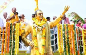ఎన్టీఆర్ విగ్రహాన్ని ఆవిష్కరించిన నందమూరి రామకృష్ణ