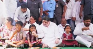ప్రభుత్వ పాఠశాలలో అల్పాహారం పథకాన్ని ప్రారంభించిన: మంత్రి పొన్నం