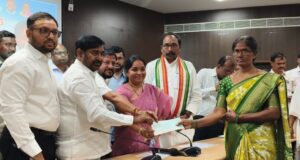 కళ్యాణ లక్ష్మీ, షాదీ ముబారక్ చెక్కుల పంపిణీ