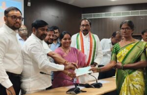 కళ్యాణ లక్ష్మీ, షాదీ ముబారక్ చెక్కుల పంపిణీ