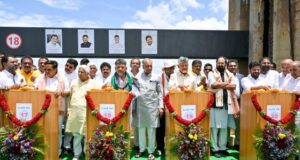 తుంగభద్ర ప్రాజెక్టు గేట్లను ప్రారంభించిన కేంద్రమంత్రి, సీఎంలు
