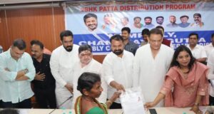 ఇళ్ల పట్టాలు పంపిణీ చేసిన మంత్రులు పొన్నం, అజహరుద్దీన్