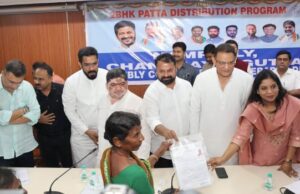 ఇళ్ల పట్టాలు పంపిణీ చేసిన మంత్రులు పొన్నం, అజహరుద్దీన్