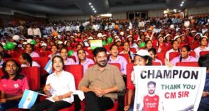 విద్యార్థులతో కలిసి ఫుట్బాల్ మ్యాచ్ను వీక్షించిన సీఎం రేవంత్ రెడ్డి