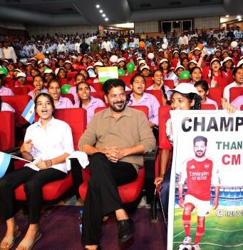 విద్యార్థులతో కలిసి ఫుట్బాల్ మ్యాచ్ను వీక్షించిన సీఎం రేవంత్ రెడ్డి