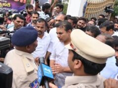 తెలంగాణ భవన్ వద్ద కేటీఆర్ ను అడ్డుకున్న పోలీసులు