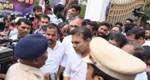 తెలంగాణ భవన్ వద్ద కేటీఆర్ ను అడ్డుకున్న పోలీసులు
