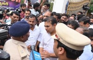 తెలంగాణ భవన్ వద్ద కేటీఆర్ ను అడ్డుకున్న పోలీసులు