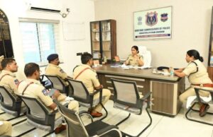 వనస్థలిపురం ఏసీపీ కార్యాలయాన్ని తనిఖీ చేసిన కమిషనర్