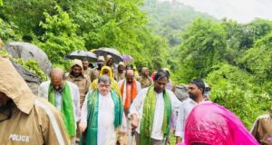 కొండగట్టు ఆలయ గిరిప్రదక్షిణలో పాల్గొన్న మంత్రులు