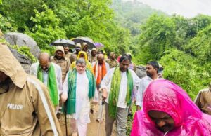 కొండగట్టు ఆలయ గిరిప్రదక్షిణలో పాల్గొన్న మంత్రులు