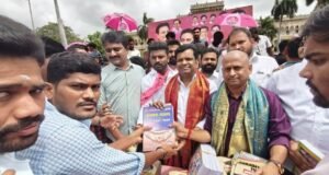 ఓయూలో కేటీఆర్ పుట్టినరోజు సందర్భంగా పుస్తకాల పంపిణీ