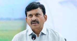 వాయుగుండం నేపథ్యంలో అధికారులు అప్రమత్తంగా ఉండాలి: మంత్రి పొంగులేటి