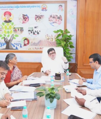 గురుకులాలు, హాస్టళ్లలో ప్రభుత్వ మెనూను అమలు చేయాలి: మంత్రి పొన్నం