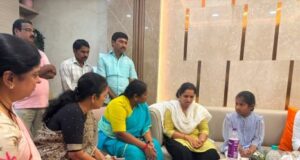 పెద్ది సుదర్శన్ రెడ్డిని పరామర్శించిన మంత్రి సీతక్క