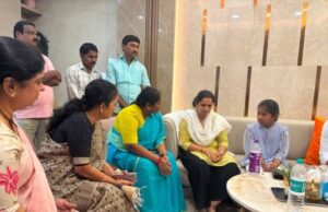 పెద్ది సుదర్శన్ రెడ్డిని పరామర్శించిన మంత్రి సీతక్క