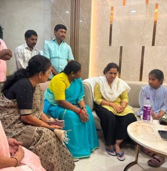పెద్ది సుదర్శన్ రెడ్డిని పరామర్శించిన మంత్రి సీతక్క