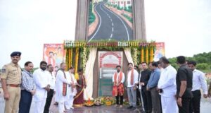 హ్యామ్ రోడ్ల పైలాన్ను ఆవిష్కరించిన సీఎం రేవంత్ రెడ్డి
