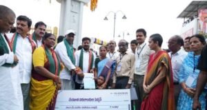 మేడారంలో ఫించన్ల పంపిణీ కార్యక్రమాన్ని ప్రారంభించిన సీఎం