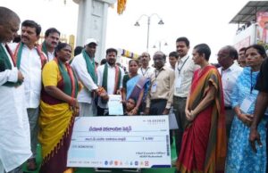 మేడారంలో ఫించన్ల పంపిణీ కార్యక్రమాన్ని ప్రారంభించిన సీఎం