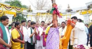 సమ్మక్క- సారలమ్మలను దర్శించుకున్న సీఎం రేవంత్ రెడ్డి
