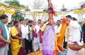 సమ్మక్క- సారలమ్మలను దర్శించుకున్న సీఎం రేవంత్ రెడ్డి